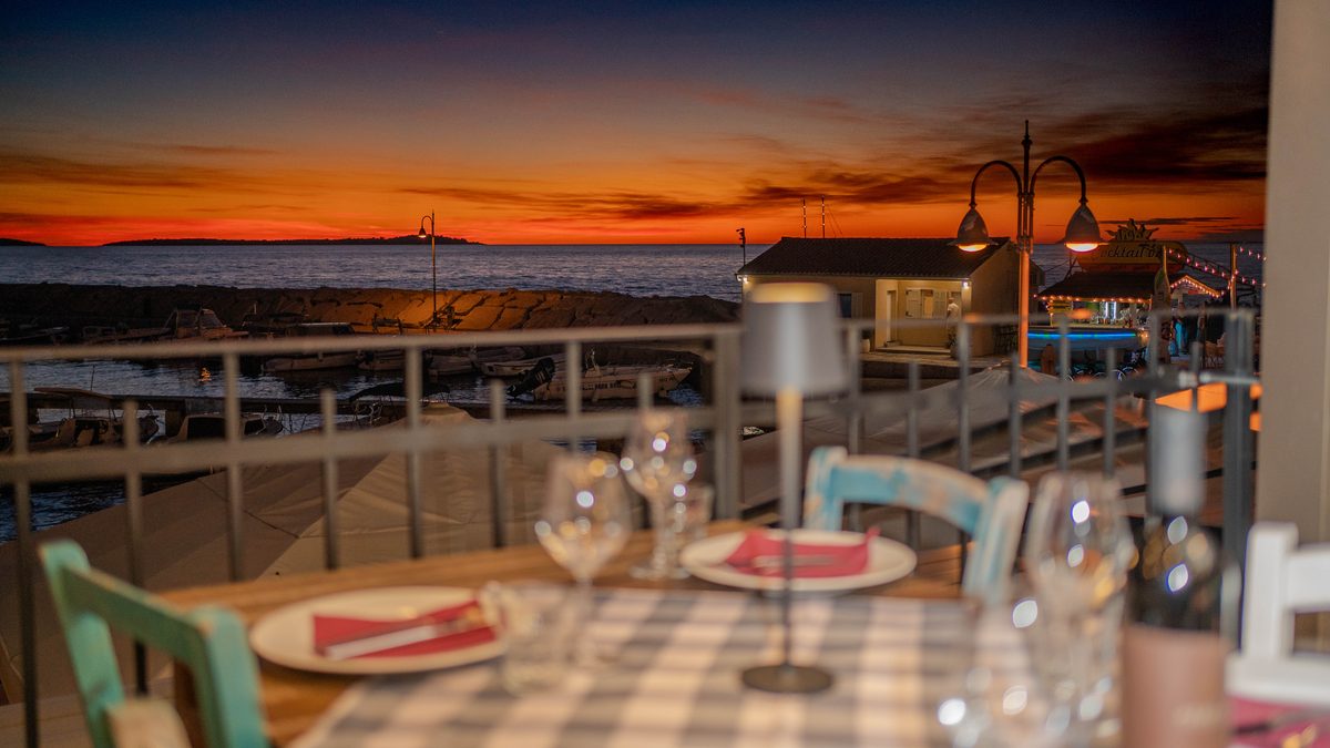 Terasa restorana uz more u zalasku sunca